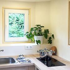 Küchenzeile im Tiny House Küchenzeile mit Spüle und Herd im Tiny House