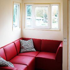 Wohnecke im Tiny House Wohnecke mit roter Couch im Tiny House